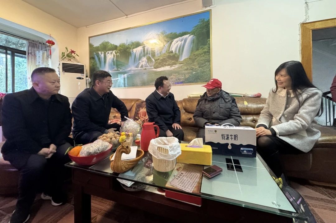 省国资委党委委员、副主任何政走访慰问省xcsports集团老党员、老干部